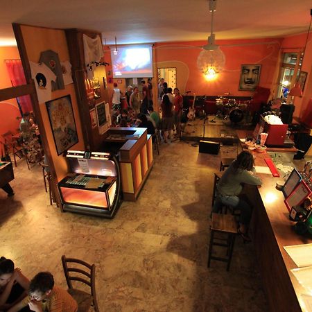 Sunflower Beach Backpacker Hostel & Bar 리미니 외부 사진