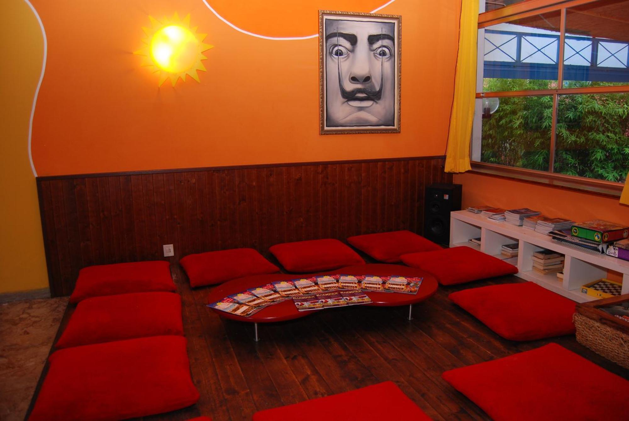 Sunflower Beach Backpacker Hostel & Bar 리미니 외부 사진
