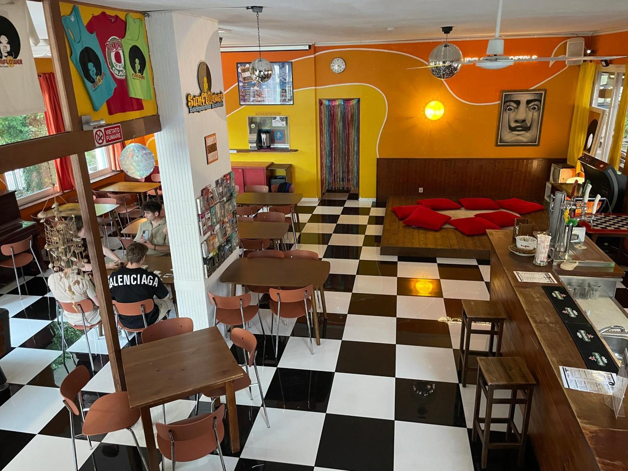 Sunflower Beach Backpacker Hostel & Bar 리미니 외부 사진