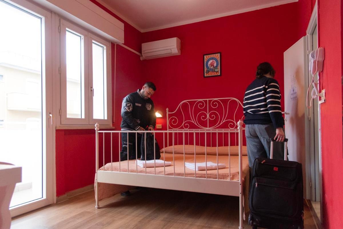 Sunflower Beach Backpacker Hostel & Bar 리미니 외부 사진