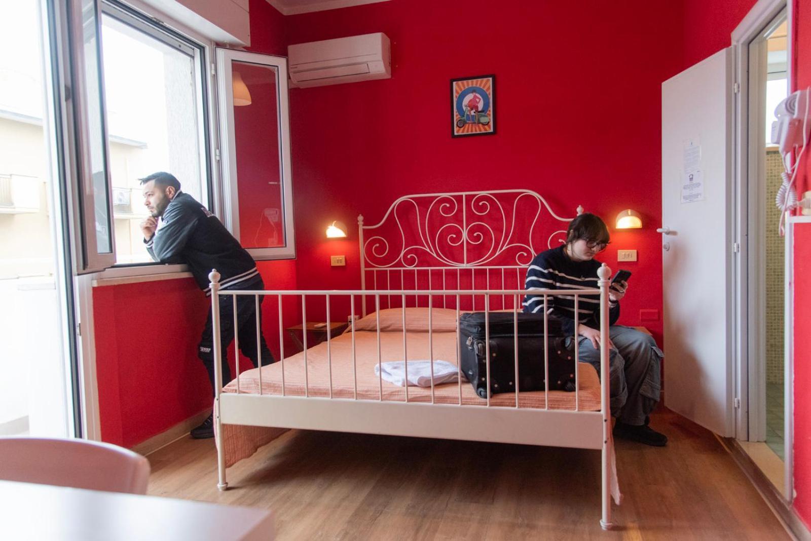 Sunflower Beach Backpacker Hostel & Bar 리미니 외부 사진