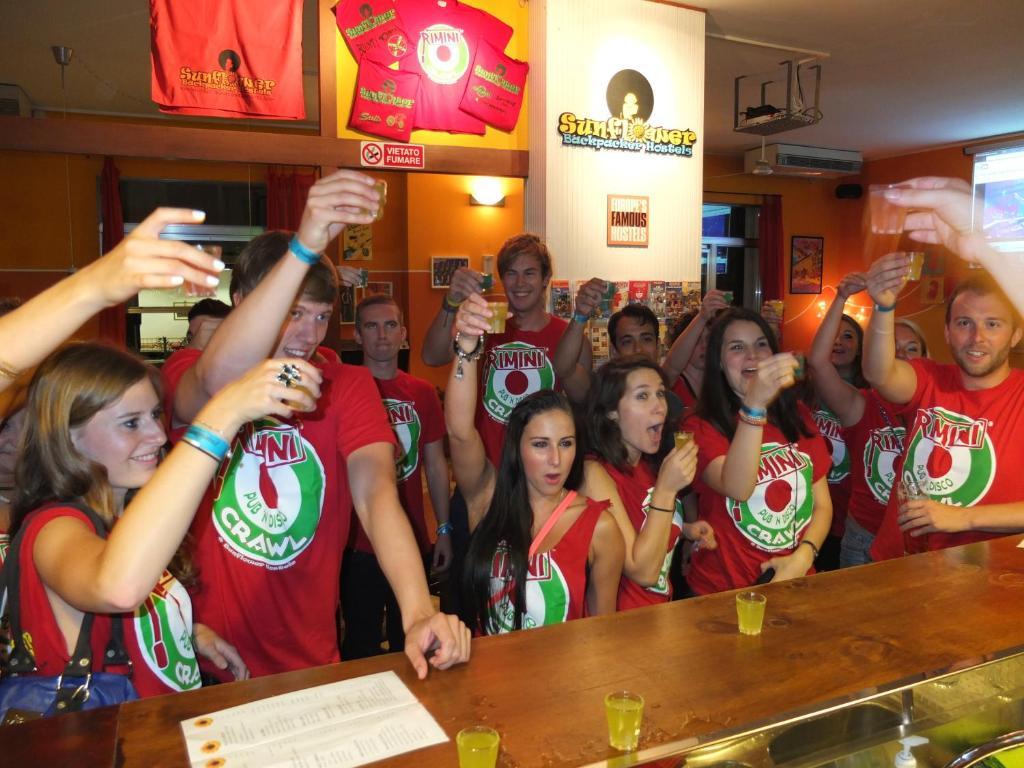 Sunflower Beach Backpacker Hostel & Bar 리미니 외부 사진
