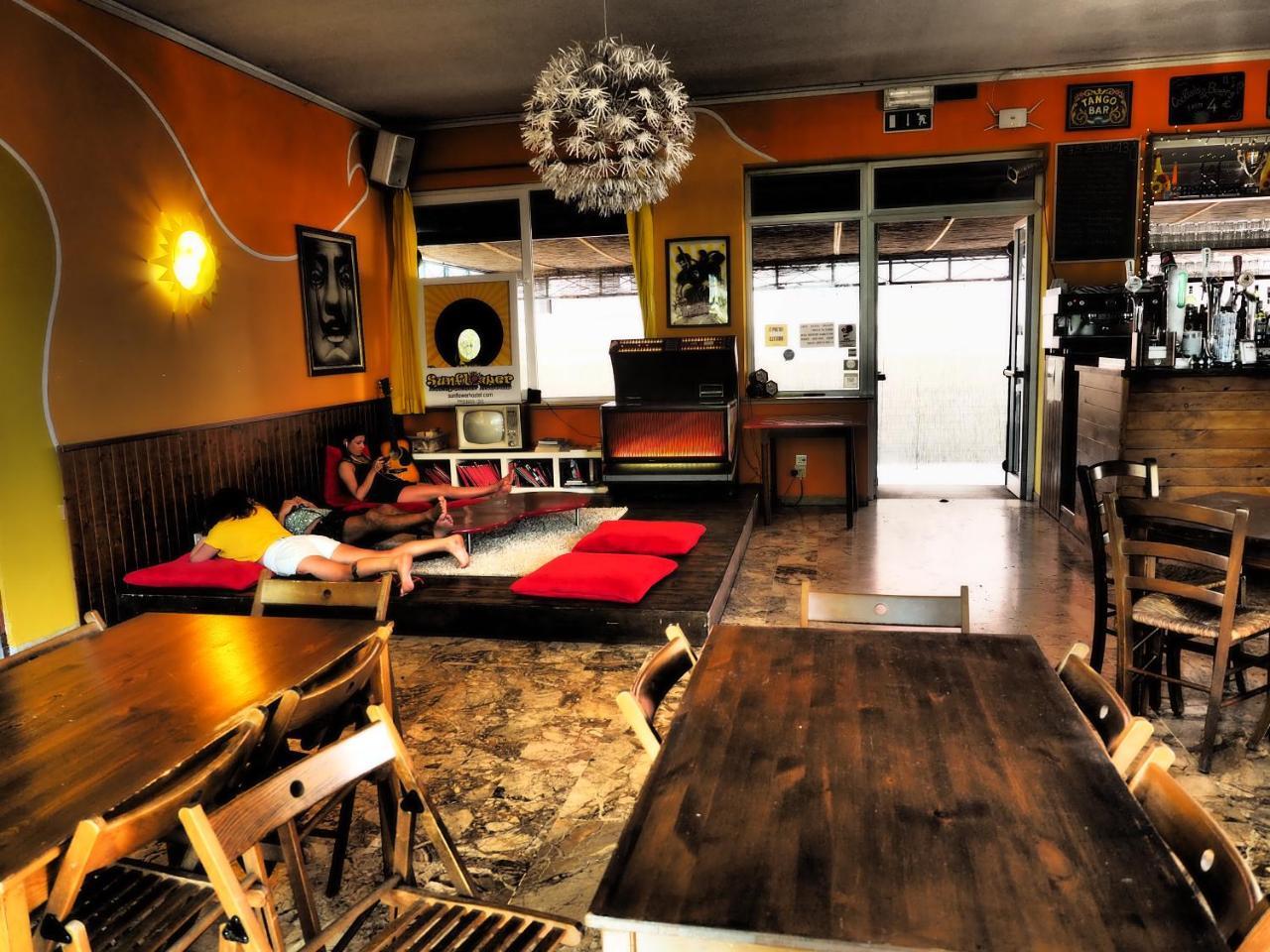 Sunflower Beach Backpacker Hostel & Bar 리미니 외부 사진