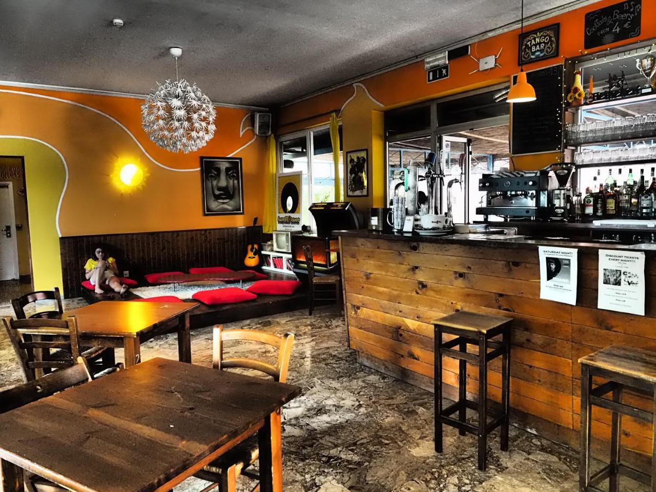 Sunflower Beach Backpacker Hostel & Bar 리미니 외부 사진